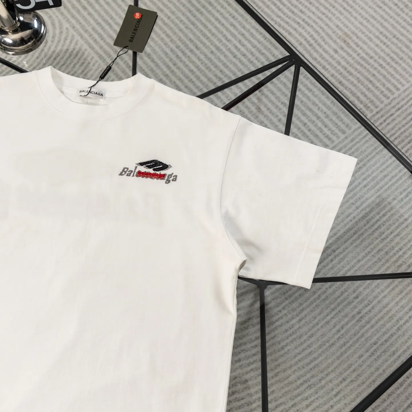 Balenciaga 26ss New Arrival T T | T ， ， ， Same Style ， 。 ， ； —— ， White ，Retro 。 ， 。 、 ， 、 ， Versatile ， 。 Size：s—xl ：Black White